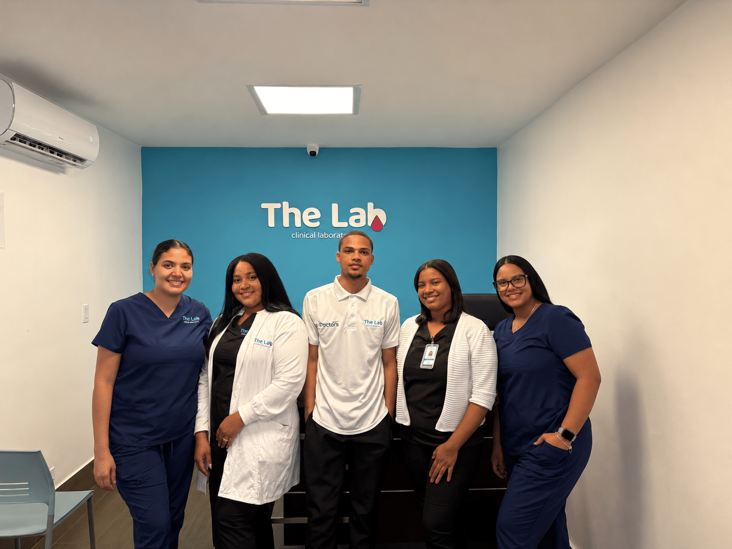 Los cinco integrantes del equipo de The Lab en el laboratorio