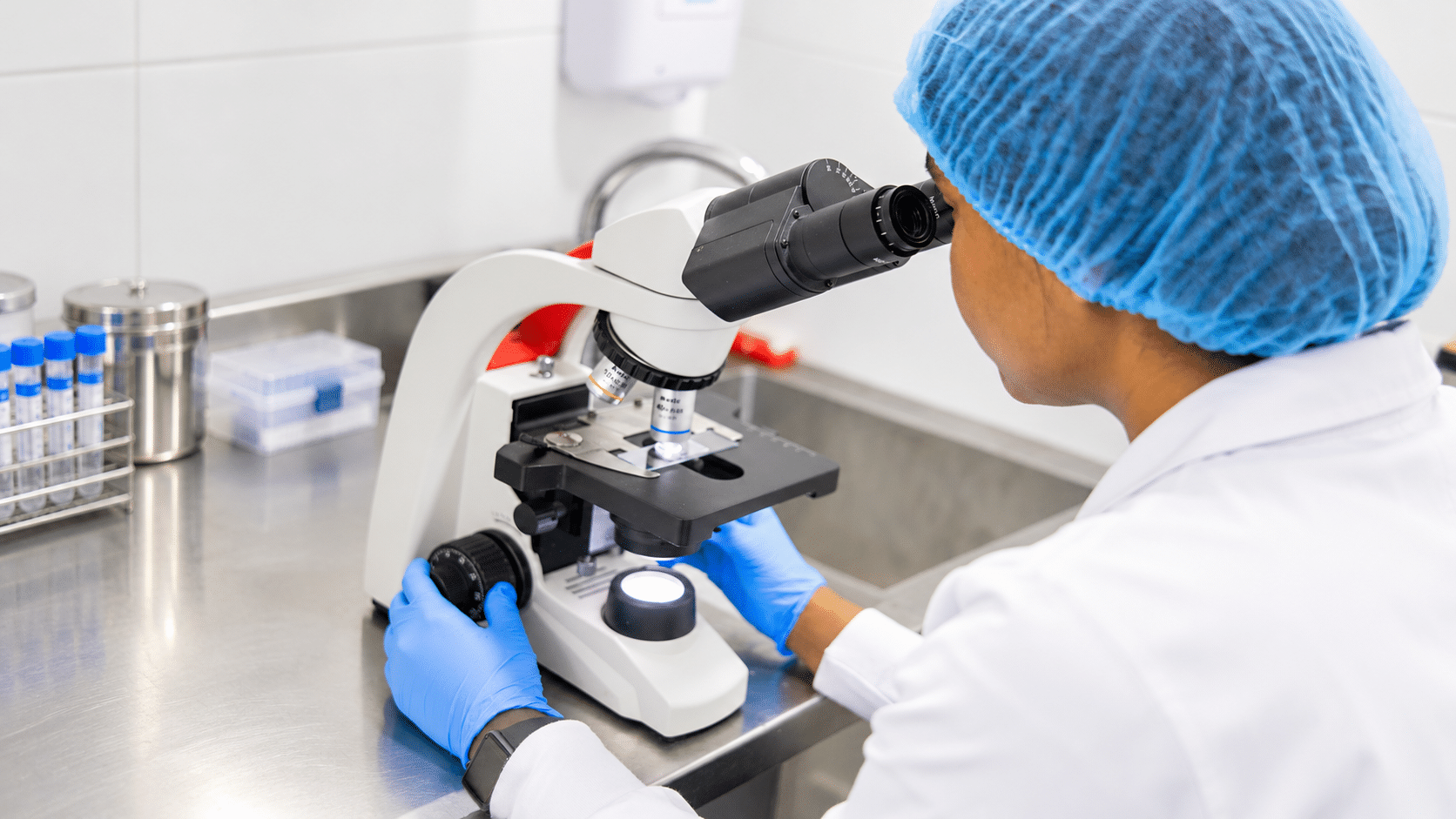 Profesional utilizando un microscopio